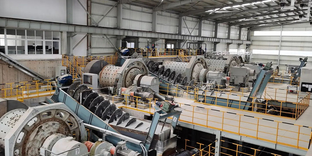 柳州某选矿厂重晶石脱水筛选加色选机提高矿石纯色度，提高矿石质量